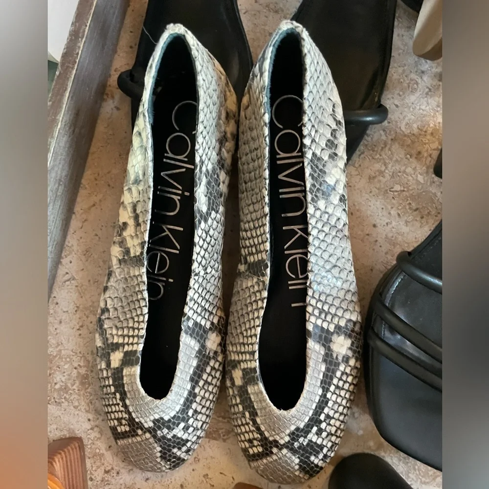 Women CK Calvin Klein Anete Leather Flat Snake Skin Ballet Shoes Gray Multi 6